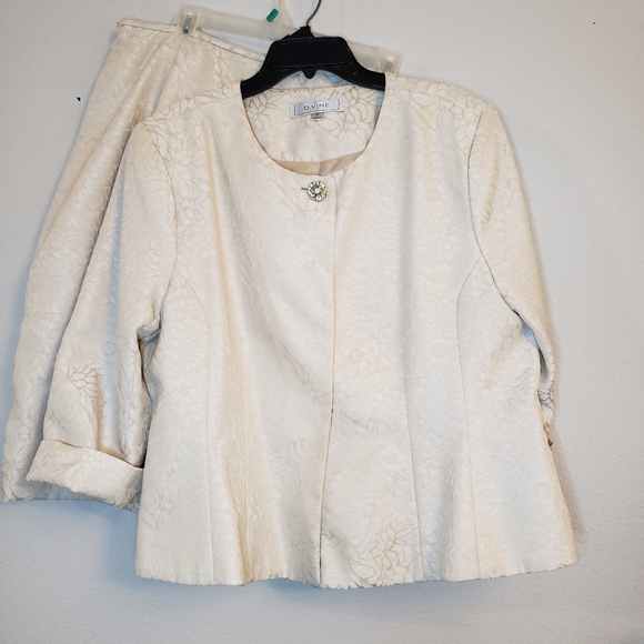 Champagne/Cream Floral Motif Suit - Picture 5 of 9